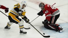 Sidney Crosby (vlevo) zakončuje akci