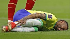 Neymar ležící a trpící v bolestech