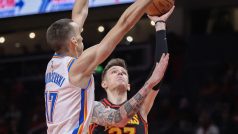 Vít Krejčí z Atlanty Hawks v souboji s Aleksejem Pokusevskim z Oklahomy