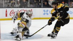 Brankář Las Vegas Logan Thompson zastavuje pokus Davida Pastrňáka z Bostonu