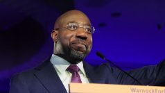 Ve druhém kole voleb do Senátu v americké Georgii podle projekcí institutu Edison Research zvítězil demokratický kandidát Raphael Warnock (na snímku)