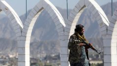 Voják Tálibánu při ceremonii zvedání vlajek Islámského emirátu Afghánistánu