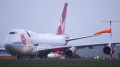 Cosmic Girl, speciálně upravený Boeing 747 společnosti Virgin Orbit, na letišti v britském Newquay