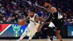 Kyrie Irving uniká soupeři
