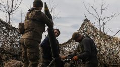 Příslušníci ukrajinské armády nabíjejí granát do minometu před střelbou na ruské vojáky u Bachmutu