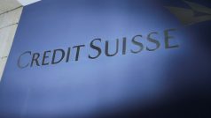 Logo Credit Suisse před budovou švýcarského parlamentu v Bernu