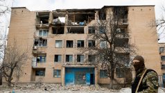 Poškozená budova po zásahu ruského dronu ve městě Ržyščiv v Kyjevské oblasti