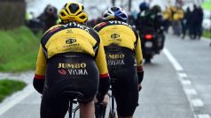 Parťáci z týmu Jumbo-Visma jedou v háku