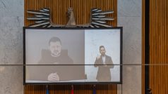 Ukrajinský prezident Volodymyr Zelenskyj ve čtvrtek prostřednictvím videokonference promluvil v rakouském parlamentu