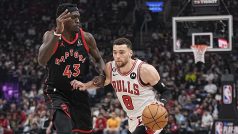 Chicago uspělo na palubovce Toronta 109:105, přestože prohrávalo už o 19 bodů. Díky 39 bodům Zacha LaVina (na snímku vpravo bráněný Pascalem Siakamem) ale skóre otočilo