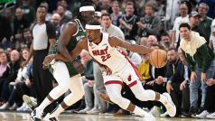 Basketbalista Miami Heat Jimmy Butler v soboji s Jruem Holidayem z Milwaukee Bucks