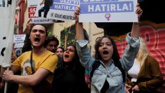 Demonstranti, kteří si ve středu připomněli deset let od protestů proti Erdoganovi v Gezi parku, při kterých zahynulo 22 lidí a tisíce utrpěly zranění.