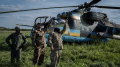 Ukrajinští piloti s helikoptérou Mi-24