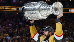 Nicolas Roy z týmu Vegas Golden Knights zvedá nad hlavu Stanleyův pohár