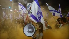Lidé demonstrují na protest proti izraelskému premiérovi Benjaminu Netanjahuovi a reformě soudnictví jeho nacionalistické koaliční vlády
