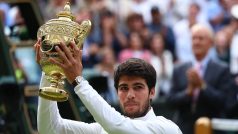 Carlos Alcaraz ve finále zdolal Novaka Djokoviće a raduje se z premiérového titulu ve Wimbledonu