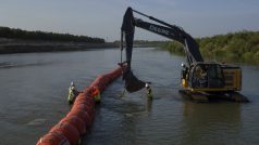 Plovoucí bariéra z bójí na řece Rio Grande, která má běžence odradit od přechodu hranice mezi Mexikem a USA