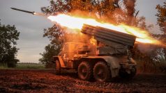 Ukrajinští vojáci pálí v Doněcké oblasti z raketometu BM-21 Grad (archivní foto)