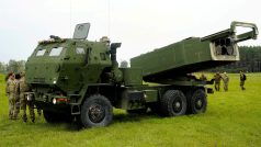 Raketový systém HIMARS na vojenském cvičení v Lotyšsku