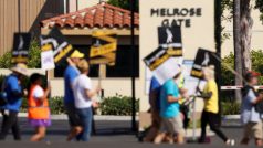 Hollywood se ke svému normálu zatím plně nevrací. Odborové sdružení herců SAG-AFTRA, které se k protestu scenáristů přidalo v červenci, ve stávce zůstává