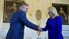 Slovenská prezidentka Zuzana Čaputová se setkává s Robertem Ficem, jehož strana SMER-SSD zvítězila v předčasných parlamentních volbách, aby mu předala politický mandát k zahájení jednání o sestavení nové vlády