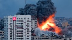 Kouř a plameny po útoku izraelských sil na výškovou budovu ve městě Gaza