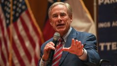 Guvernér Texasu Greg Abbott udělil milost muži, odsouzenému k 25 letům vězení za to, že v červenci 2020 zastřelil účastníka demonstrace Black Lives Matter