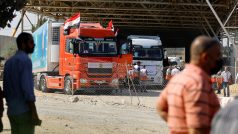 Kamiony s humanitární pomocí začaly přejíždět přes hraniční přechod Rafáh z Egypta do Pásma Gazy