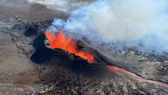 Záběr z vrtulníku na lávu vytékající ze sopky na poloostrově Reykjanes na jihozápadě Islandu (27.10. 2023)