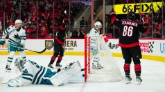 Teuvo Teravainen se raduje z gólu do sítě San Jose