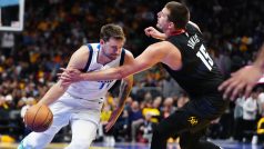 Luka Dončić a Nikola Jokić v souboji během zápasu NBA.
