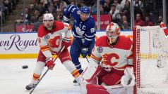 Brankář Calgary Flames Daniel Vladař nezabránil porážce svého týmu proti Torontu