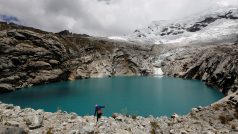 Pohled na jezero Laguna 513 ve výšce více než 13 000 metrů nad mořem před ledovcem Hualcan