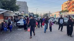 Palestinci jdou po ulici ve městě Chán Júnisu na jihu pásma Gazy
