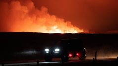 Sopka chrlí lávu a kouř při erupci, severně od Grindaviku, poloostrov Reykjanes