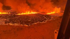 Sopka chrlí lávu a kouř při erupci, severně od Grindaviku, poloostrov Reykjanes