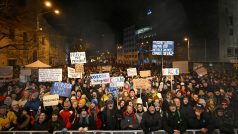 Demonstranti se účastní protestu proti vládnímu návrhu na zrušení trestního stíhání, které podle opozice umožní, aby závažné hospodářské zločiny zůstaly nepotrestány, a ochrání vládní představitele