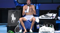 Ruský tenista Daniil Medveděv se občerstvuje během zápasu na Australian Open