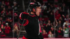 Český útočník Martin Nečas stihl vstřelit v zápase proti Vancouveru hattrick za sedmnáct minut první třetiny