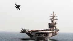 Letoun F/A-18 Hornet u americké letadlové lodi USS Dwight D. Eisenhower, která v roce 2024 působila v Rudém moři (archivní foto)