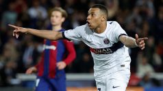 Kylian Mbappé se raduje z gólu do sítě Barcelony