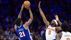 Joel Embiid a Precious Achiuwa ve třetím zápase 1. kola play off NBA