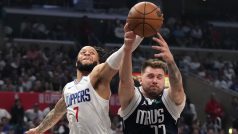 Luka Dončič z Dallas Mavericks a Amir Coffey z Los Angeles Clippers v pátém utkání prvního kola play-off NBA