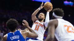 Jalen Brunson z New Yorku střílí přes hvězdu Philadelphie Joela Embiida