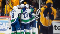 Hokejisté Vancouveru s Filipem Hronkem v sestavě zvítězili na ledě Nashvillu gólem z 59. minuty 1:0, sérii vyhráli 4:2 a postoupili do druhého kola play-off NHL