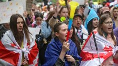 Protestující v Tbilisi proti návrhu zákona o zahraničním vlivu.