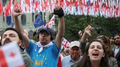 Demonstranti na protestují proti zákonu o „zahraničních agentech&quot; poté, co gruzínský parlament přehlasoval prezidentské veto zákona