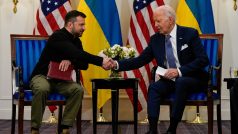 Volodymyr Zelenskyj a Joe Biden na setkání v Paříži