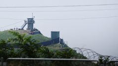 Jihokorejští vojáci procházejí kolem vojenského objektu poblíž demilitarizované zóny oddělující obě Koreje v Paju