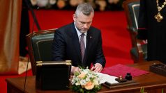 Peter Pellegrini podepisuje svůj prezidentský slib